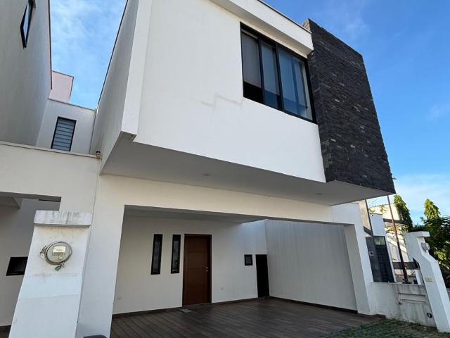 CASA EN VENTA UBICADO EN REAL CAMPRESTE EN CLUSTER 13