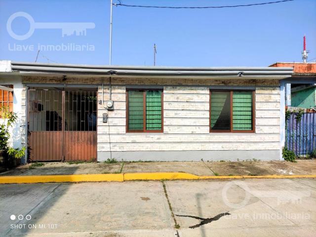 Casa en venta ubicada en calle Fresnos, Col. Pensiones, en Coatzacoalcos, Veracruz