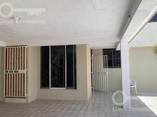 Casa en venta ubicada en calle Ignacio Ramírez, Col. Vistalmar, en Coatzacoalcos, Veracruz