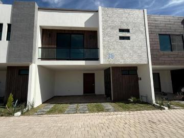 CASA EN VENTA UBICADA EN ALTANA RESIDENCIAL, MUY CERCA DE PLAZA SAN DIEGO 3 RECAMARAS, ROOF GARDEN