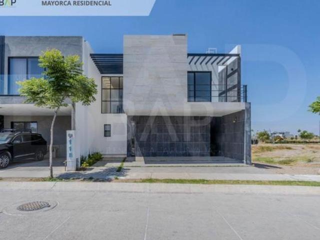 Casa en venta ubicada en Fraccionamiento Mayorca Residencial, ideal para familias