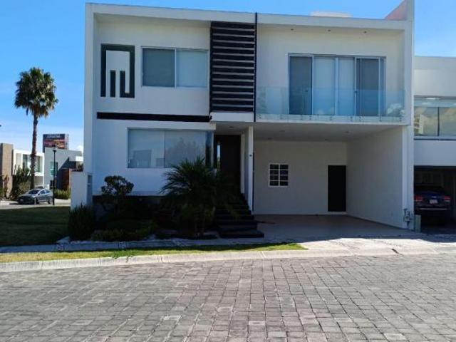 SE VENDE HERMOSA CASA UBICADA EN FRACCIONAMIENTO VISTA REAL NORTE, FRENTE AL AREA VERDE