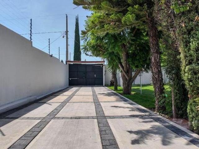 Casa en Venta un Piso con Alberca y Amplio Jardín en Tenextepec, Atlixco