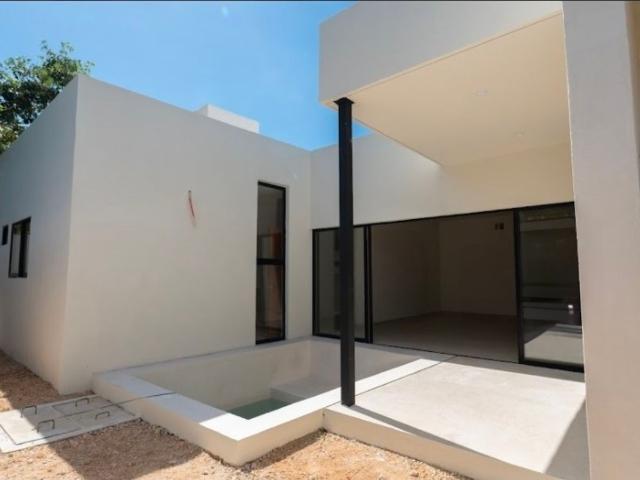 CASA EN VENTA UNA PLANTA DOS REC?MARAS 2.5 A?OS EN PRIVADA CON AMENIDADES EN BACA, AL NORTE DE M?RIDA