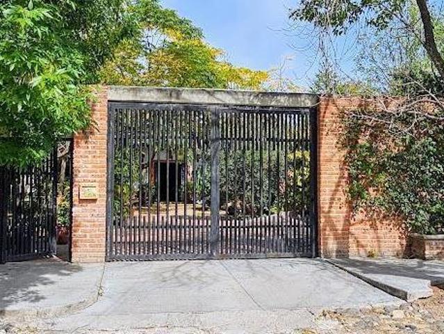 Casa en Venta, Valle de la Hacienda, 1 sólo piso, 4 recámaras bellísimos jardines con árboles