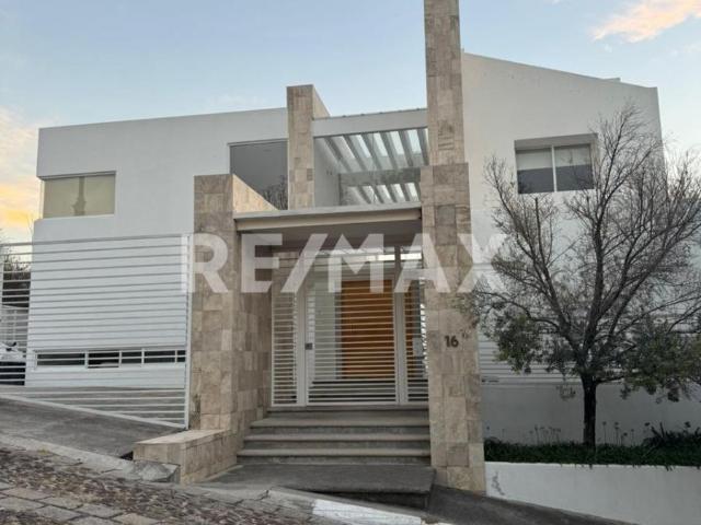Casa en Venta Vista Real Country Club Querétaro con Terraza, Cava y Jardín