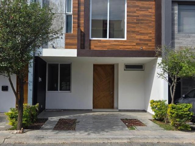 CASA EN VENTA VITANA, COTO VITANA RESIDENCIAL, CON INCREIBLE VISTA HACIA BOSQUE