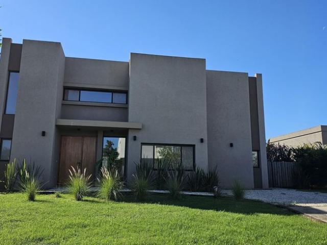 Casa en Venta y Alquiler 3 Dormitorios El Cantón Norte a la laguna con pileta