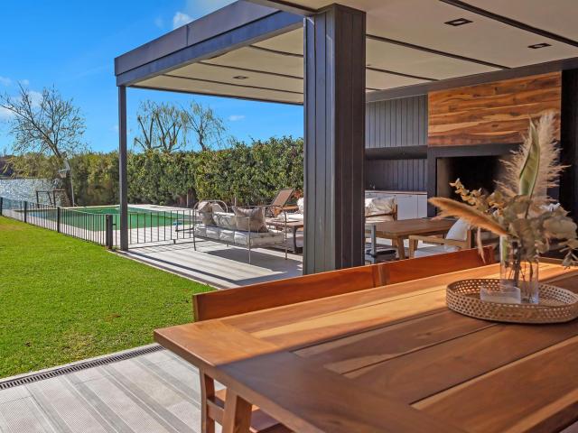 Casa en venta y alquiler anual 5 suites en Santa Bárbara, a la laguna central, orientación Norte