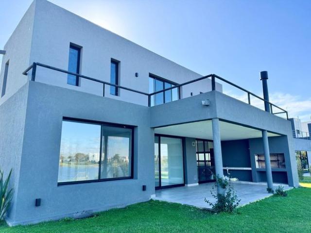 Casa en venta y oportunidad en islas al lago de 5 ambientes a la laguna central