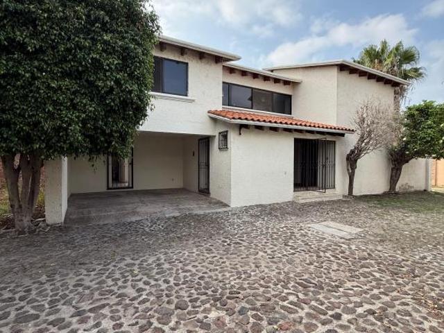 Casa en venta y renta balcones del campestre lateral
