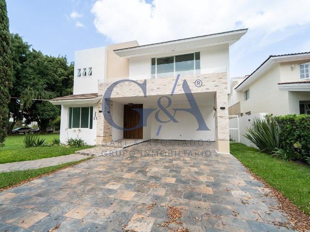CASA EN VENTA Y RENTA DENTRO DE VALLE REAL