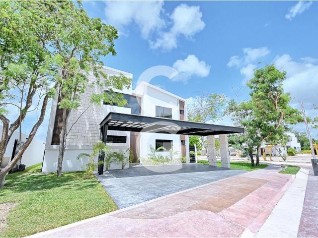 Casa en Venta y Renta en Canc?n en Residencial Lagos del Sol con Alberca y Jard?n