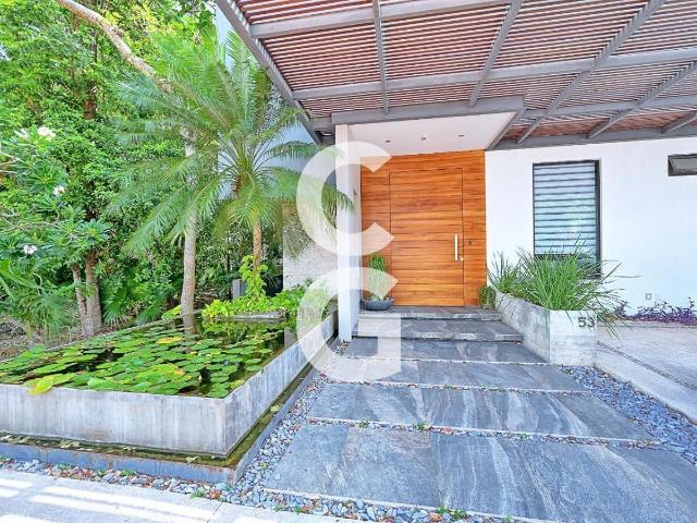 Casa en Venta y Renta en Cancun en Residencial Cumbres con Amueblado y con Terraza