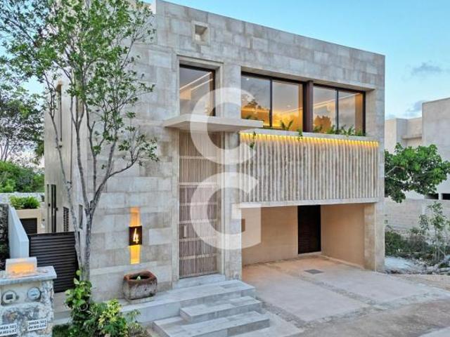 Casa en Venta en Cancún en Residencial Losantos Cancún con Terraza, Jacuzzi y Jardín