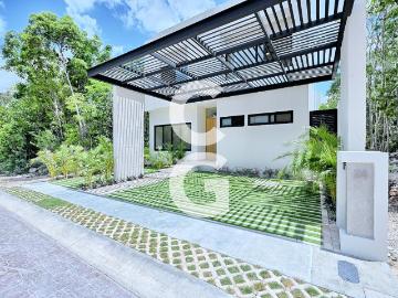 Casa en Venta y Renta en Cancun en Residencial V?a Cumbres con Alberca