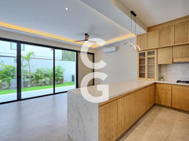 Casa en Venta y Renta en Cancun en Residencial V?a Cumbres con Alberca