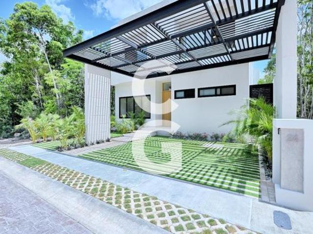 Casa en Venta y Renta en Cancun en Residencial Vía Cumbres con Alberca
