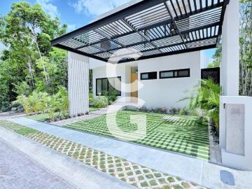 Casa en Venta y Renta en Cancun en Residencial Vía Cumbres con Alberca