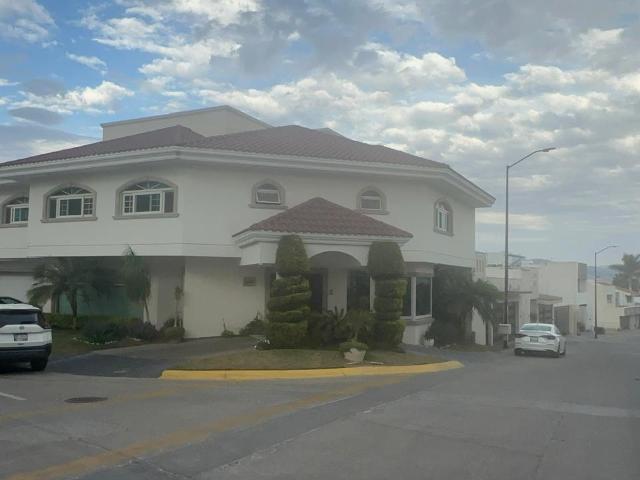 Casa en venta en Jardines del Campestre 4 habitaciones con ba?o, cerca de Plaza Mayor
