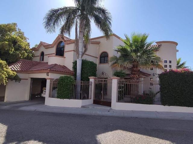 Casa en venta y renta en Residencial Loreto en esquina