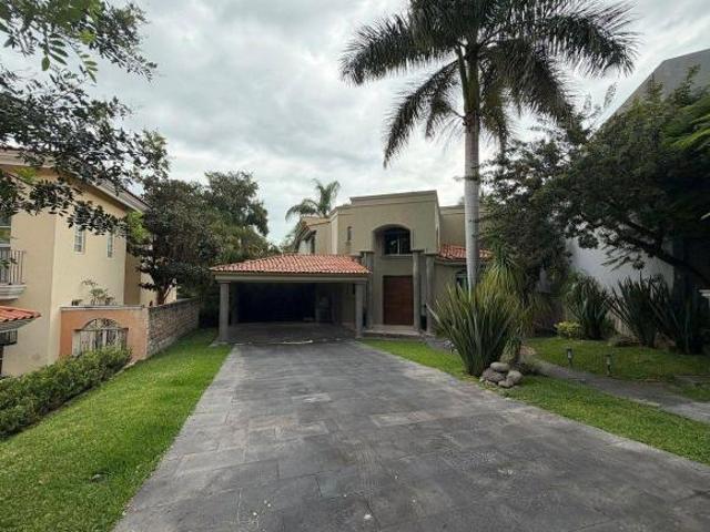 Casa en Venta y Renta en Villa Coral Zapopan | 1,150 m², Amueblada, Jardín