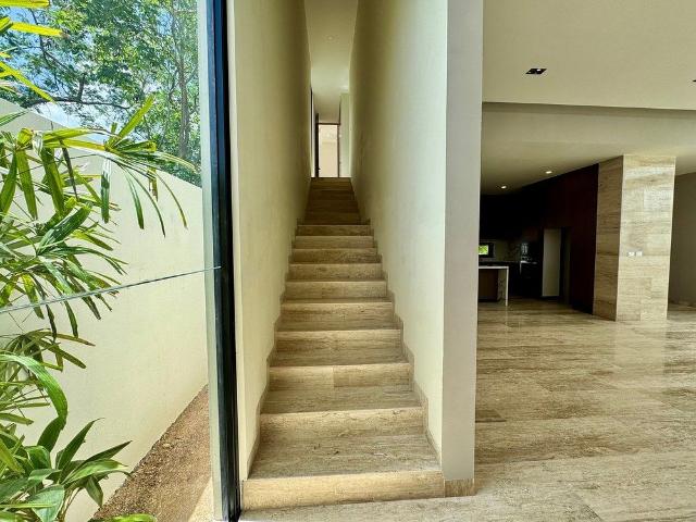 Casa en venta y/o renta en privada Tamara, Zona Country