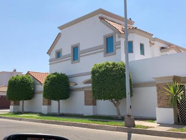 Casa en venta zona dorada con alberca 4 recamara en esquina con gimnasio cabina sauna