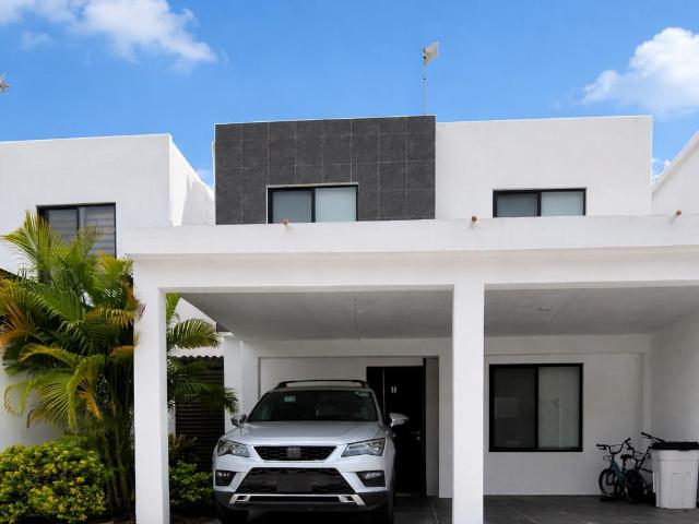 CASA EN VENTA 2 REC?MARAS, SALA TV EN PRIVADA CON AMENIDADES EN CONKAL