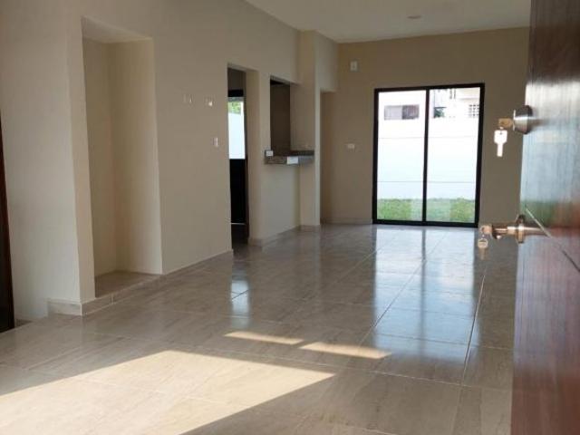 CASA EN VENTA, 3 RECÁMARAS CON BAÑO PROPIO FRACC DIAMANTE