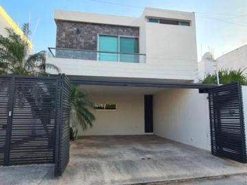 CASA EN VENTA 3 RECÁMARAS CON JARDÍN Y ALBERCA EN MONTEBELLO MERIDA NORTE DENTRO DE PERIFÉRICO