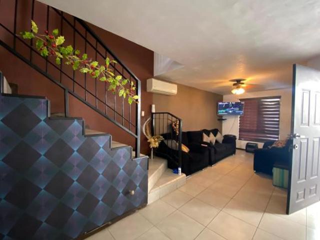 Casa en Venta 3 Recamaras, 2 Baños y medio, cuenta con 4 minisplit, abanicos de techo, cocina integr
