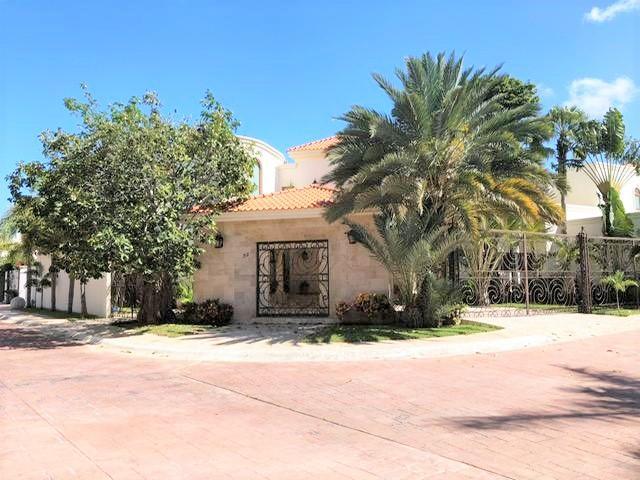 Casa en Venta, 4 Rec?maras, ESTILO CALIFORNIA, Estudio TV, SM 11, Canc?n Centro