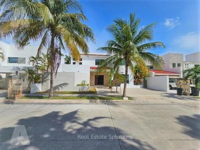 Casa en Venta, 4 Rec?maras, REMODELADA, Estudio TV, Jard?n, Piscina, Villa Magna, Canc?n