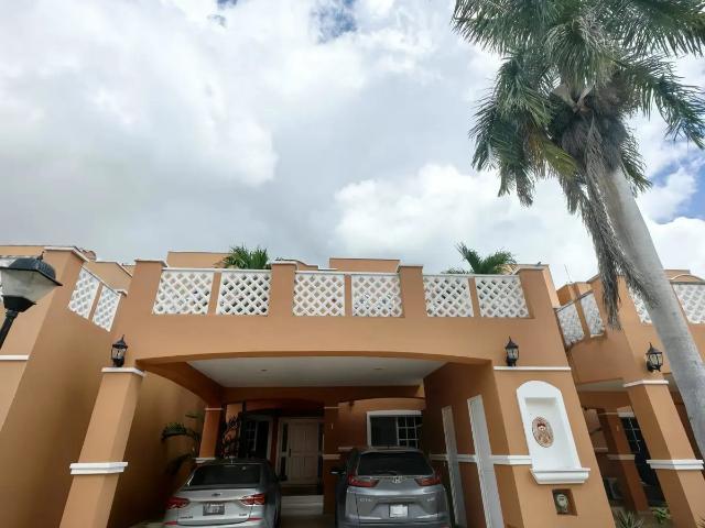Casa en Venta, 4 Recámaras con baño cada una, Piscina, en Residencial Coral Riviera. Cancún