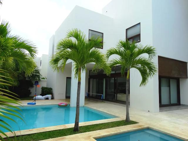 Casa en Venta, 4 Recámaras, Doble Terreno, Piscina, Jardín, Villa Magna Residencial, Cancún