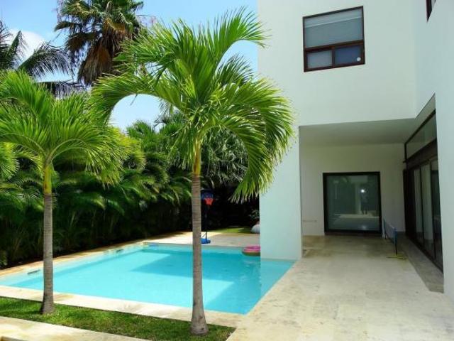 Casa en Venta, 4 Recámaras, Doble Terreno, Piscina, Jardín, Villa Magna Residencial, Cancún