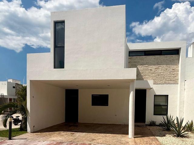 CASA EN VENTA 4 RECAMARAS EQUIPADA, PANELES EN ESQUINA EN PRIVADA EN CONKAL