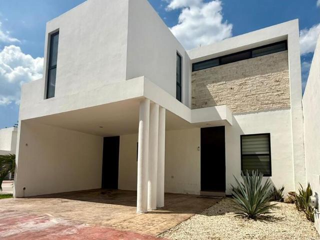 CASA EN VENTA 4 RECAMARAS EQUIPADA, PANELES EN ESQUINA EN PRIVADA EN CONKAL