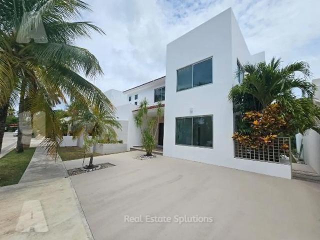 Casa en Venta, 4 Recámaras, REMODELADA, Estudio TV, Jardín, Piscina, Villa Magna, Cancún