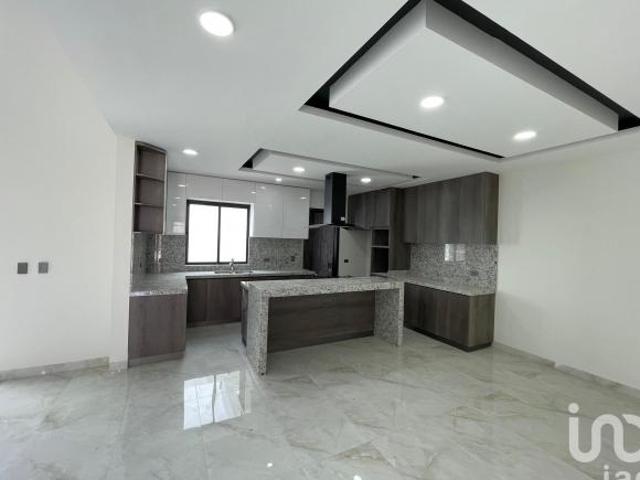 Casa en Venta 4 Recamaras, 1 en Planta Baja, Fracc. Privado Sta. Rosa