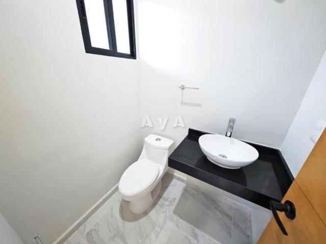 Casa en Venta, 4 Recámaras, 2 Niveles, Av Mallorca, SM 327, Polígono Sur Cancún