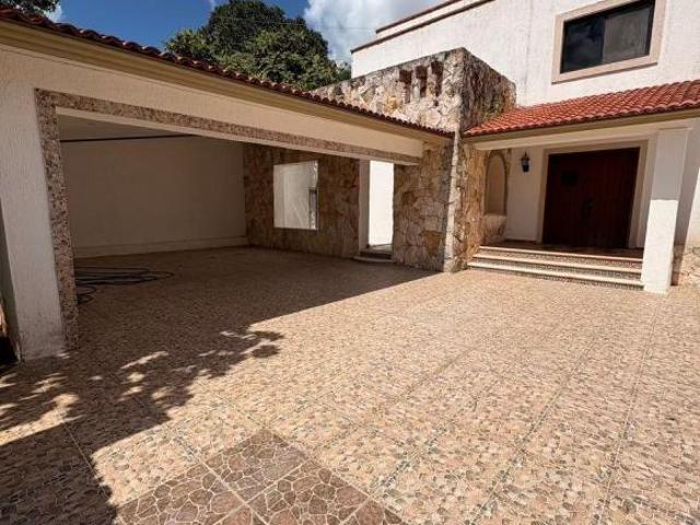CASA EN VENTA 4 RECÁMARAS, 3 BAÑOS, ALBERCA EN MONTES DE AME MÉRIDA