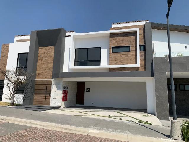 CASA EN VENTA 4 RECAMARAS, 5 Baños completos 2, 21/2 baños, Roof Garden, cochera techada para 3 auto