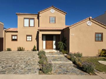 CASA EN VENTA 4D 4B E | Elegancia, Seguridad y Naturaleza en Padre Hurtado