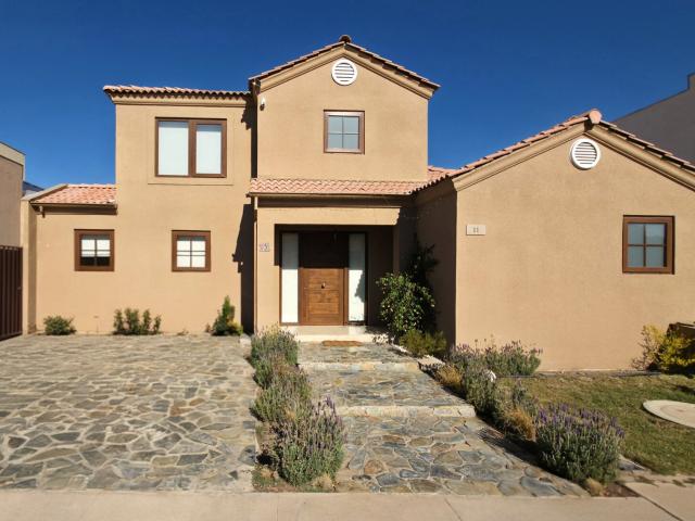 CASA EN VENTA 4D 4B E | Elegancia, Seguridad y Naturaleza en Padre Hurtado