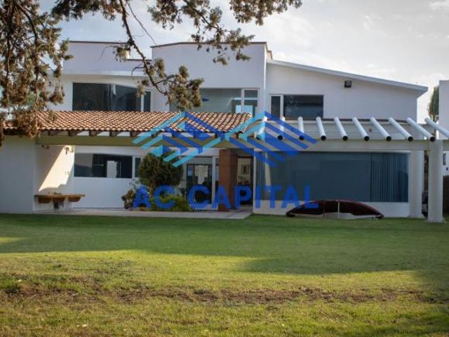 Casa en Venta 559 m² con Recámara Principal en Planta Baja y Vista al Golf. San Gil