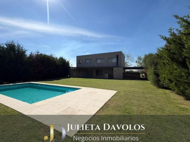 Casa en Venta 5 ambientes El Canton Barrio Islas con pileta