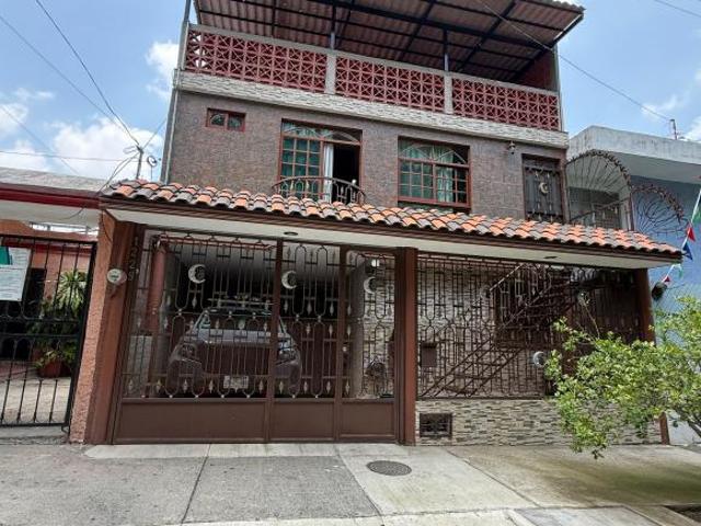 Casa en venta 6 recamaras en colonia tabachines frente a parque