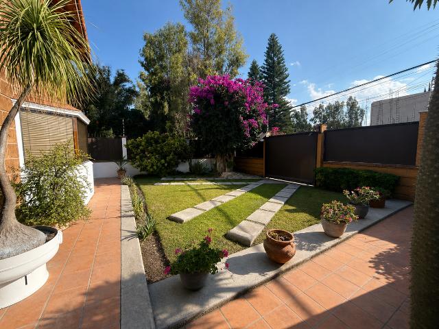 CASA EN VENTA/RENTA EN JURICA DE 4 RECAMARAS, 2 EN PB